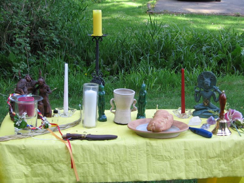 Wiccan_altar_(0)